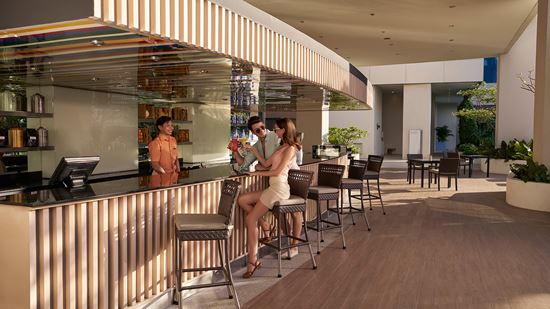 aqua-eatery-bar_couple-1