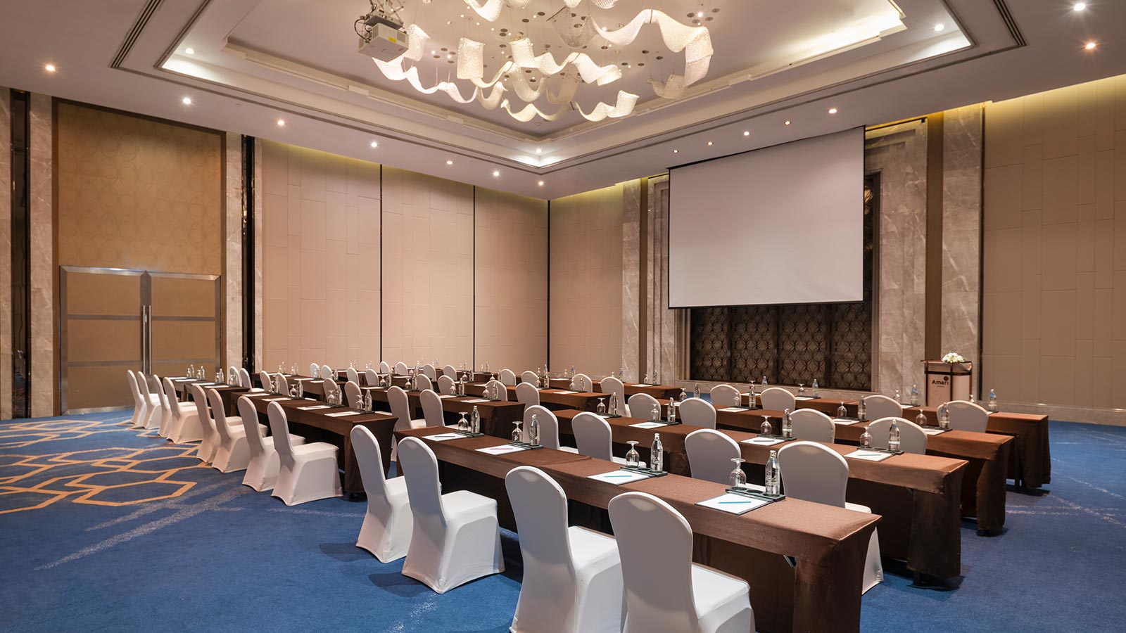 Banglumpoo Meeting Room - Classroom with Screen Setup - אמארי ווטרגייט בנגקוק (Amari Watergate Bangkok) Banglumpoo Meeting Room - Classroom with Screen Setup - אמארי ווטרגייט בנגקוק (Amari Watergate Bangkok)