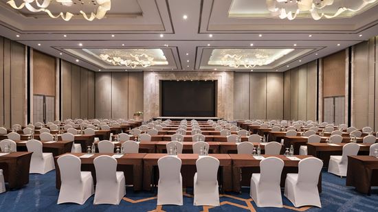 Grand Ballroom - Round Table Banquet Setting with LED Screen Grand Ballroom - Round Table Banquet Setting with LED Screen