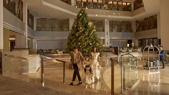 lobby-warm-welcome_family