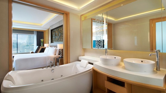 club_one-bedroom_corner-suite_bathroom_1