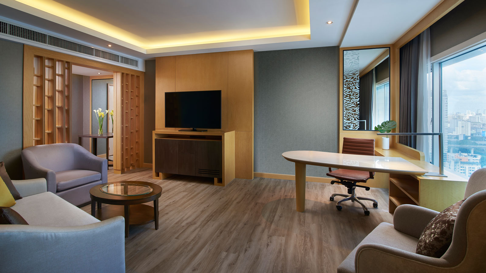 Living Room in Club One Bedroom Corner Suite - Амари Бангкок