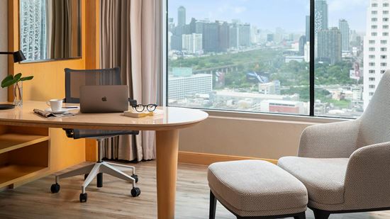 club_one-bedroom_corner-suite_working-area_3