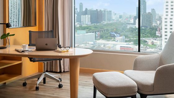 Working Area in Club One Bedroom Corner Suite - 아마리 방콕