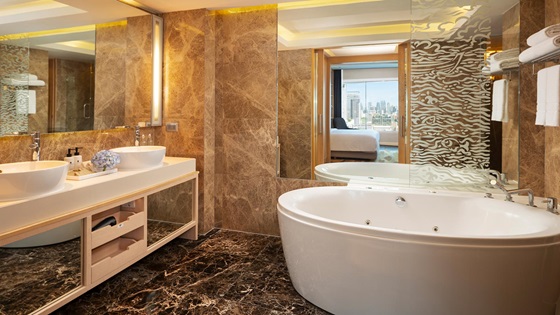 Spacious Bathtub and Vanity Area - Club One Bedroom Executive Suite - אמארי ווטרגייט בנגקוק (Amari Watergate Bangkok)