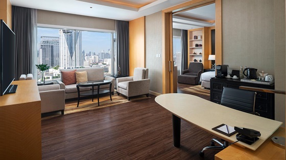  Living Room and Work Desk - Club One Bedroom Executive Suite - אמארי ווטרגייט בנגקוק (Amari Watergate Bangkok)