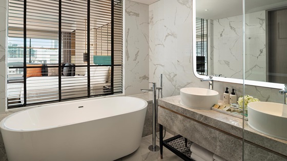 Modern Bathtub in Club Two Bedroom Corner Suite - Амари Бангкок