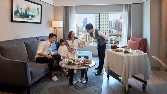 club_two-bedroom_corner-suite_family-dining-moment