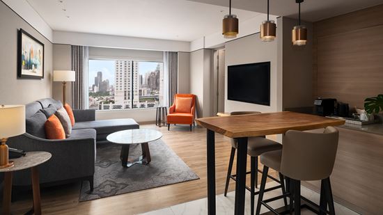 club_two-bedroom_corner-suite_living-room_1