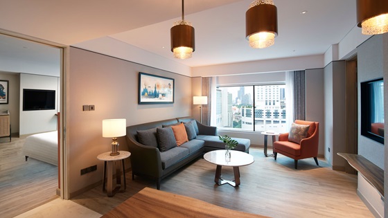 Living Room in Club Two Bedroom Corner Suite - Амари Бангкок
