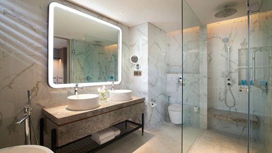Master Bathroom in Club Two Bedroom Corner Suite - Амари Бангкок