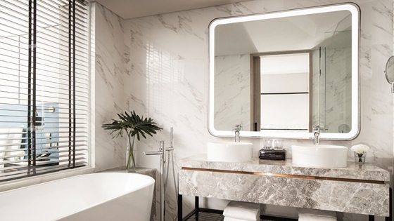 Master Bathroom in Club Two Bedroom Corner Suite - Амари Бангкок