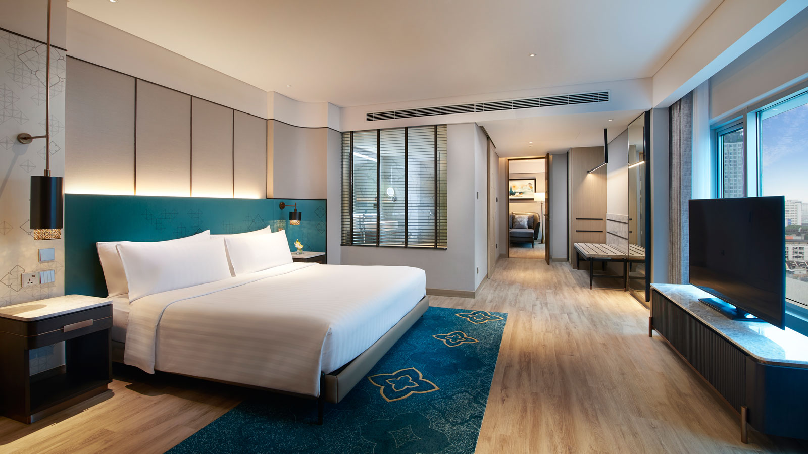 Master Bedroom in Club Two Bedroom Corner Suite - Амари Бангкок