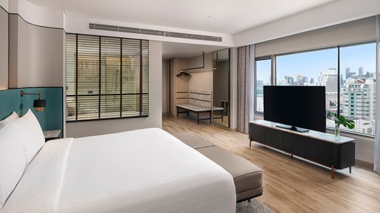 club_two-bedroom_corner-suite_master-bedroom_2