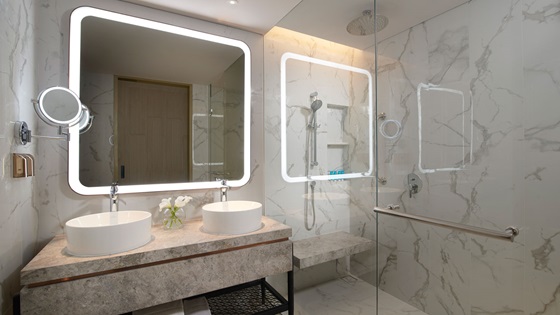 Second Bathroom in Club Two Bedroom Corner Suite - Амари Бангкок