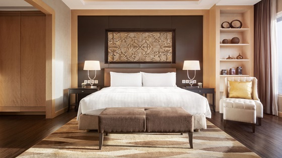 Master Bedroom in Club Two Bedroom Executive Suite - Амари Бангкок