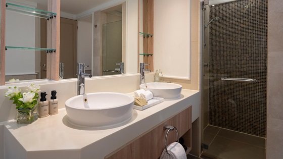 Shower in Grand Deluxe - อมารี กรุงเทพฯ