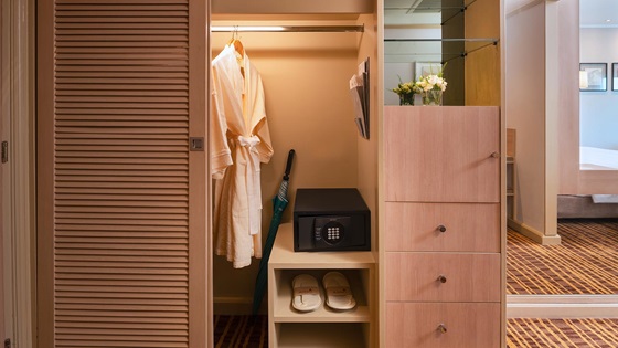 Closet Area in Grand Deluxe - อมารี กรุงเทพฯ
