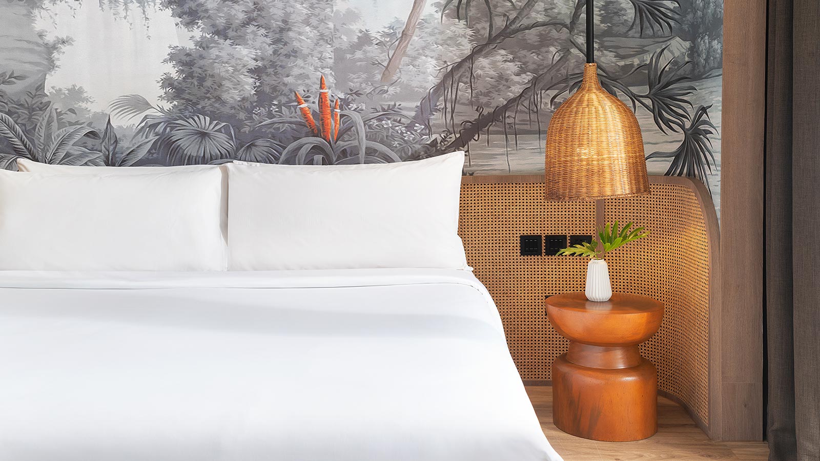 Deluxe Garden View - King Bed Close Up - 아마리 방샌