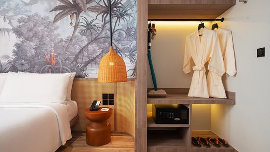 Deluxe Ocean View - King Bed Closet