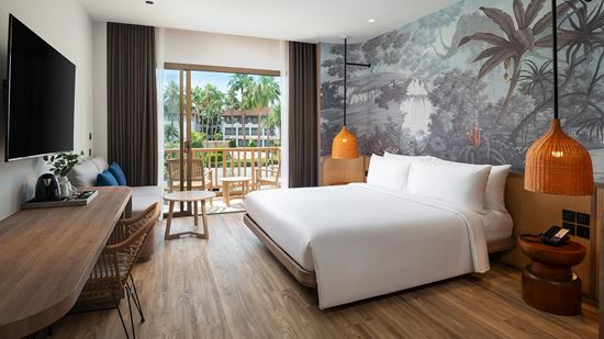 Deluxe Pool View - King Bed Balcony