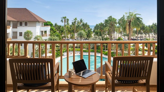 Deluxe Pool View - King Bed Balcony - アマリ バンセーン