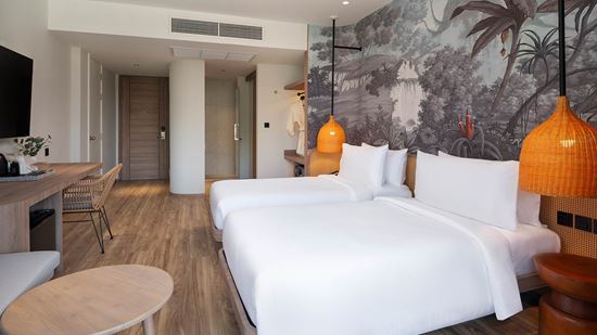 Deluxe Pool View - Twin Beds