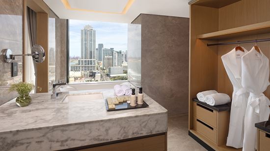 A bathroom of an Executive Suite Ocean View room at Amari Colombo