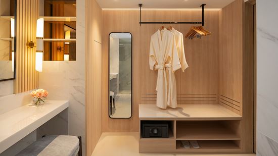 grand-premier_bathroom-overview