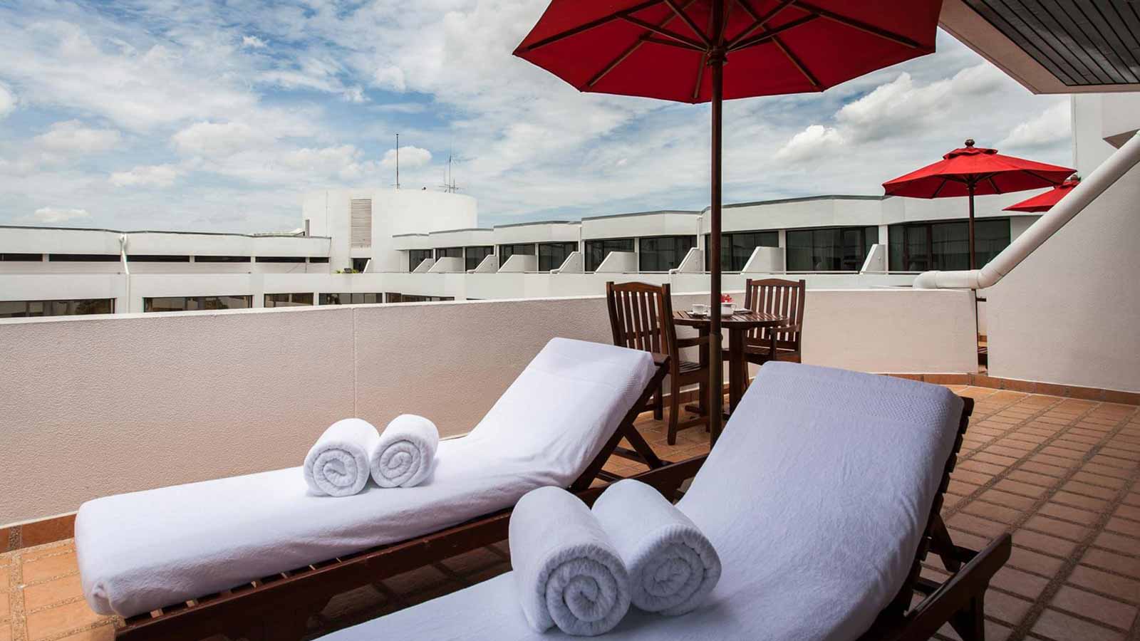 Balcony in Junior Suite - מלון אמרי דונג מאנג שדה התעופה בנגקוק (Amari Don Muang Airport Bangkok)