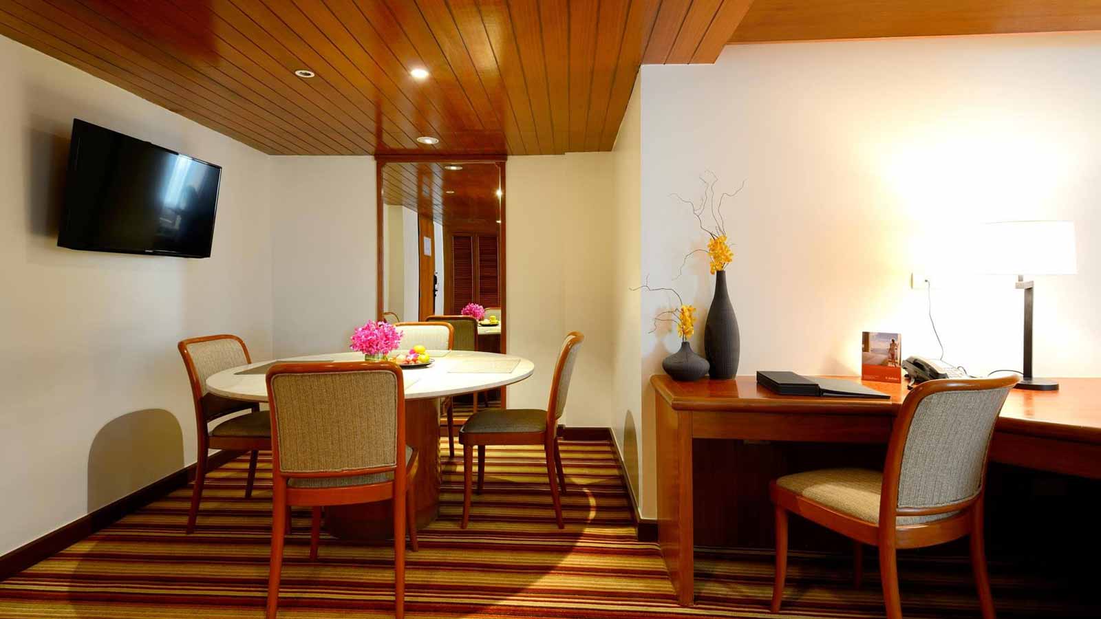 Dining Area in Junior Suite - מלון אמרי דונג מאנג שדה התעופה בנגקוק (Amari Don Muang Airport Bangkok)