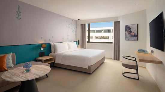 premier-pool-view_king-bedroom-1