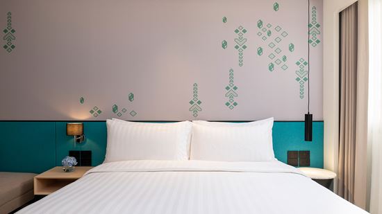 premier-pool-view_king-bedroom-3