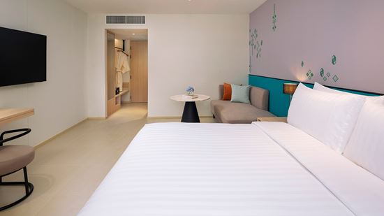 premier-pool-view_king-bedroom-4