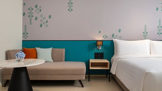 premier-pool-view_king-bedroom-5