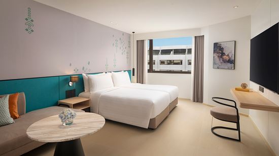 premier-pool-view_twin-bedroom-1