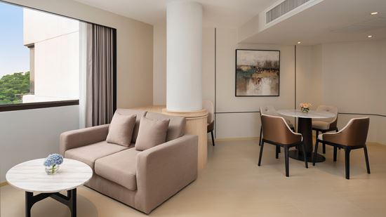 premier-suite_living-area