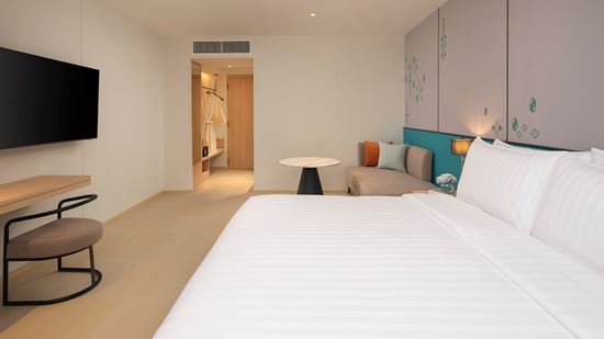 premier-king-bedroom-4