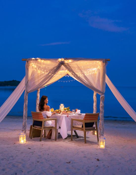 Romantic beach dinner Romantic beach dinner