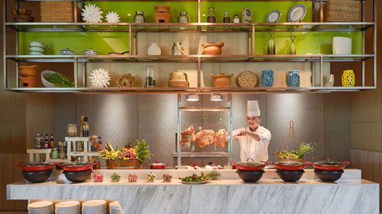 Live cooking stations at Amaya Food Gallery Live cooking stations at Amaya Food Gallery