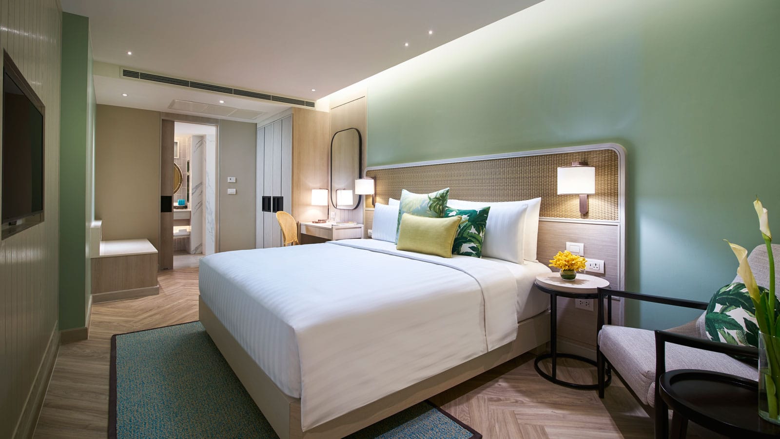 King bed in master bedroom in Amari Suite Poolside - אמרי פטאיה (Amari Pattaya)