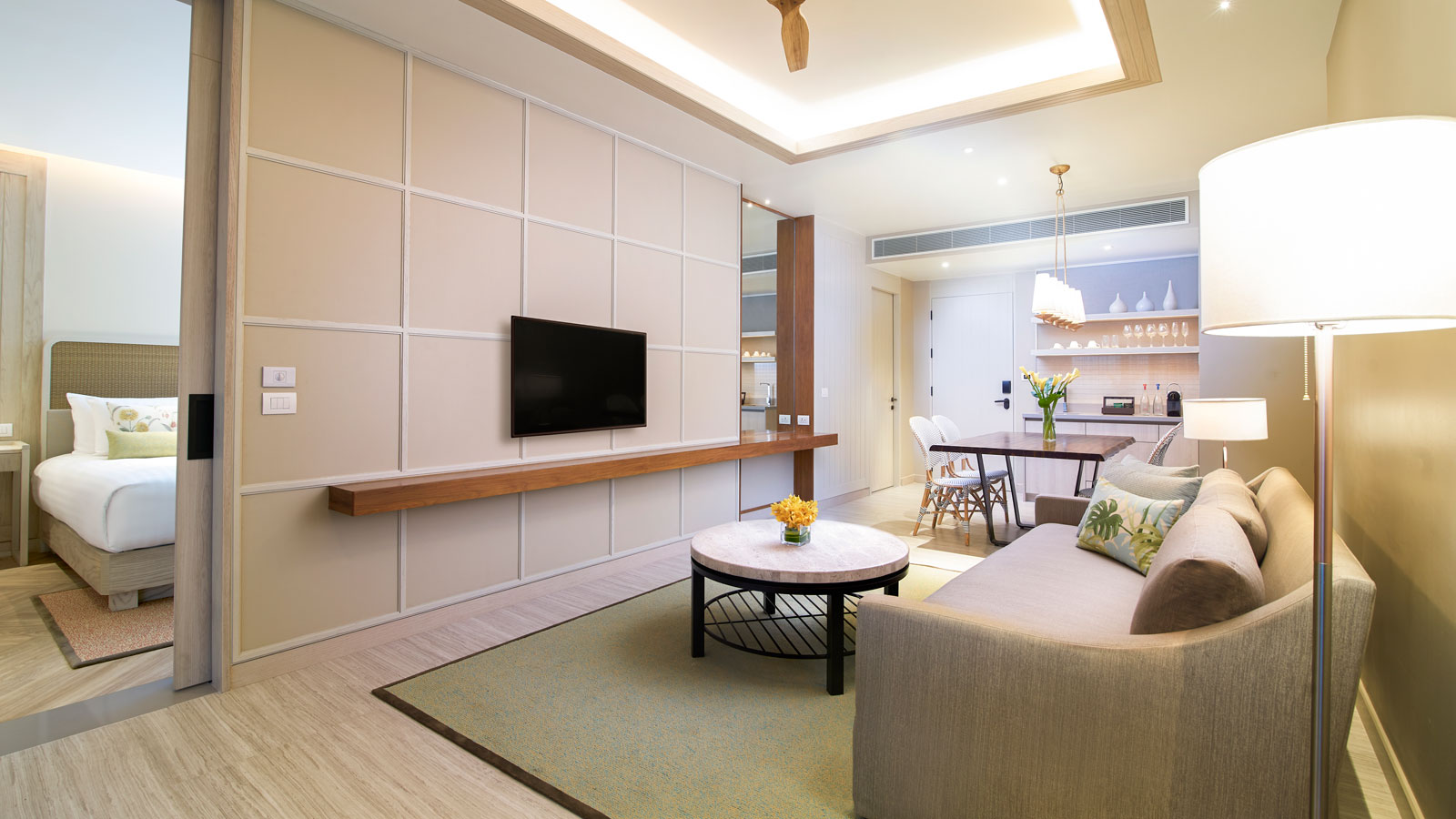 Flat-screen TV in living room in Amari Suite - أماري المحيط باتايا