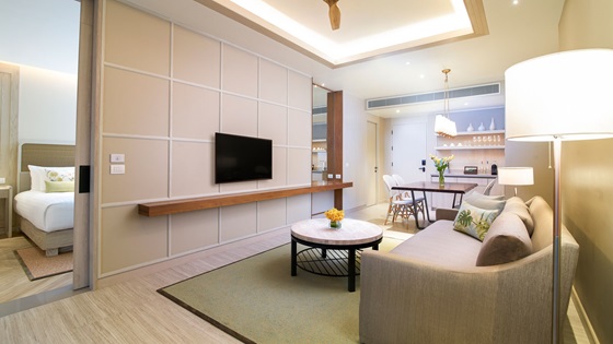 Flat-screen TV in living room in Amari Suite - 芭堤雅阿瑪瑞度假酒店