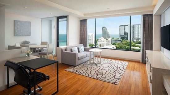 club-duplex-suite_living