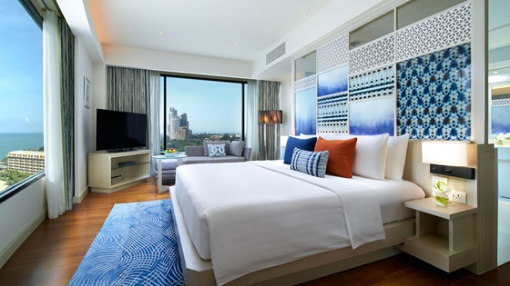 King bed in Club Executive Ocean Suite - Амари Паттайя