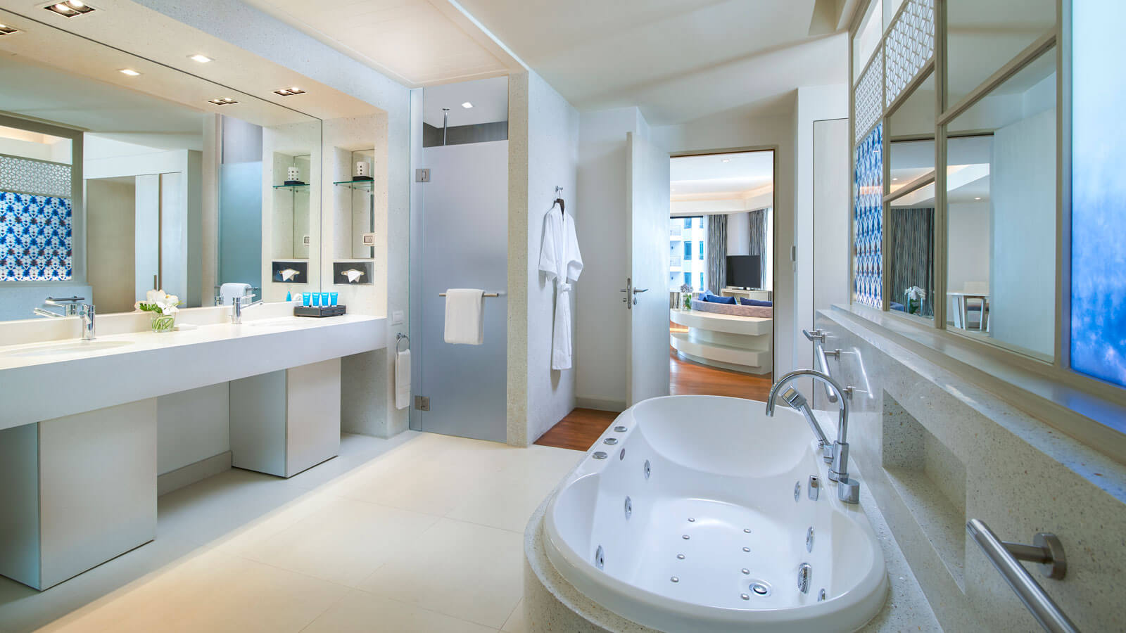 Bathroom in Club Executive Ocean Suite - أماري المحيط باتايا