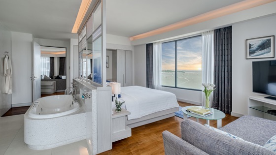 Bedroom and bathroom in Club Executive Ocean Suite - Амари Паттайя
