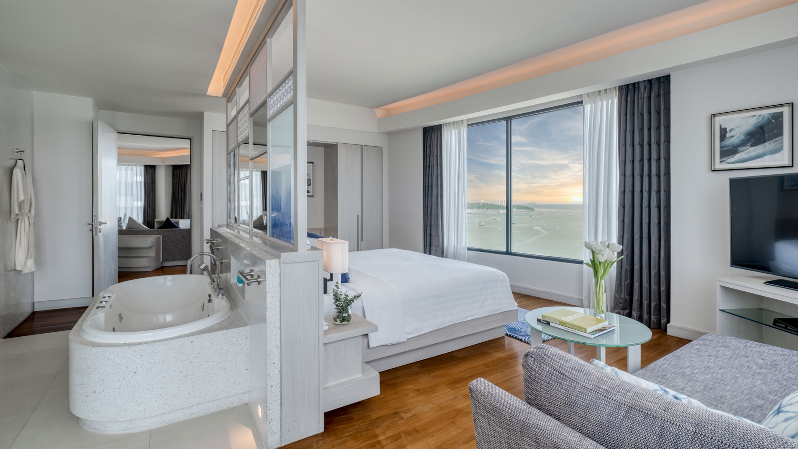 Bedroom and bathroom in Club Executive Ocean Suite - أماري المحيط باتايا