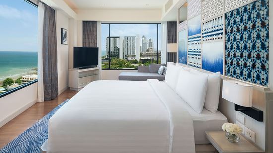 club-executive-ocean-suite_bedroom