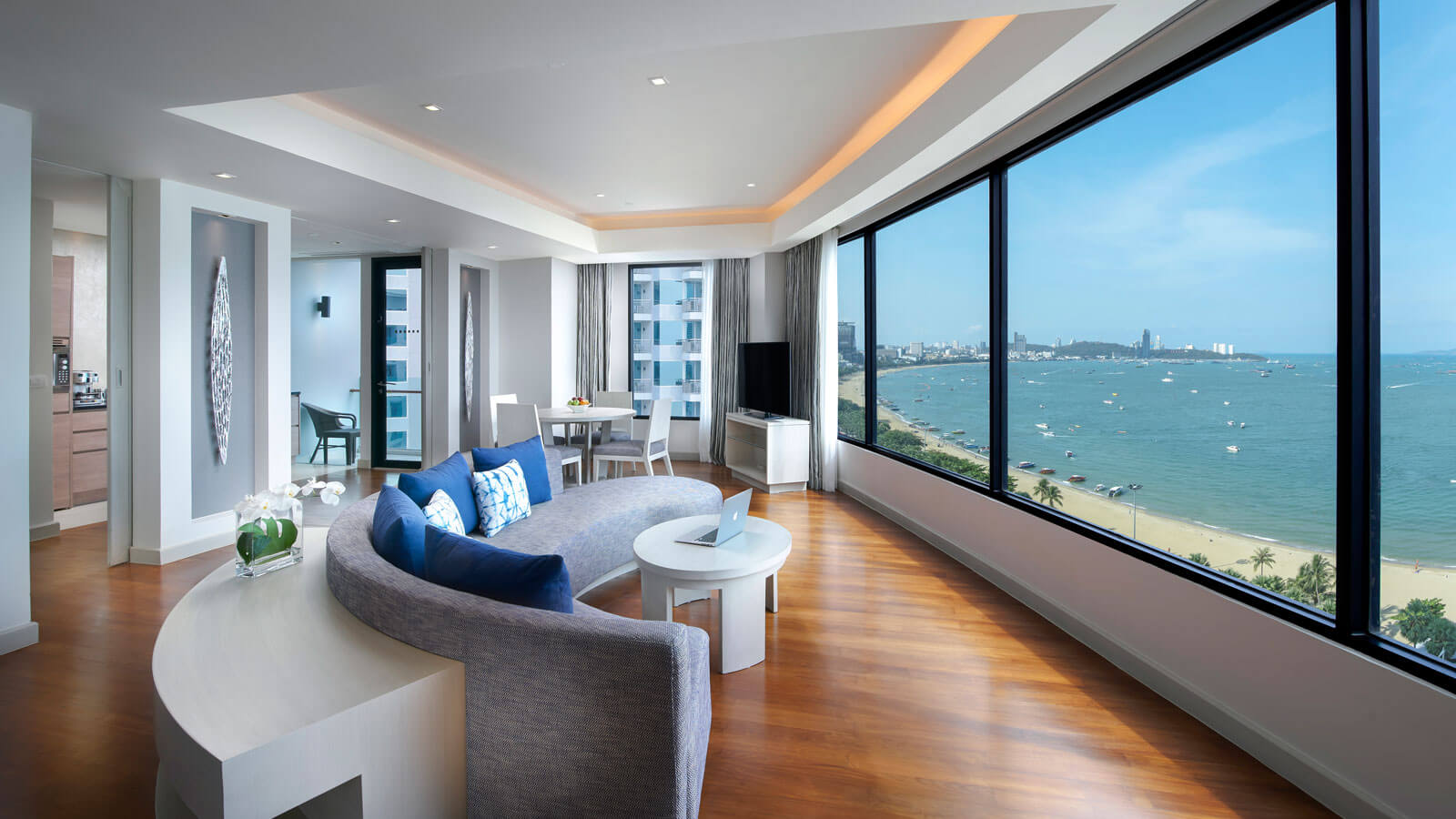 Living room view in Club Executive Ocean Suite - أماري المحيط باتايا